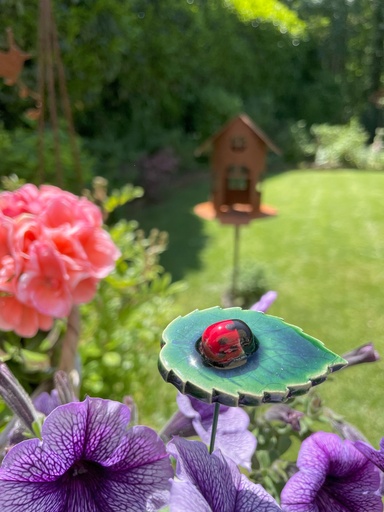 Coccinelle sur feuille en céramique