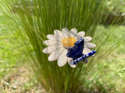 Marguerite en céramique avec papillon